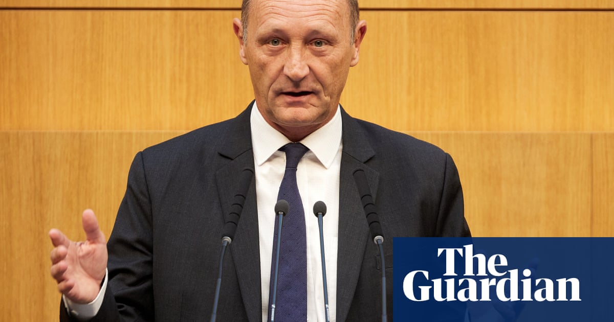 „Predicăm apă, bem vin”: Austriecii își bat joc de parlamentarii de extremă dreapta pentru joburi secundare lucrative