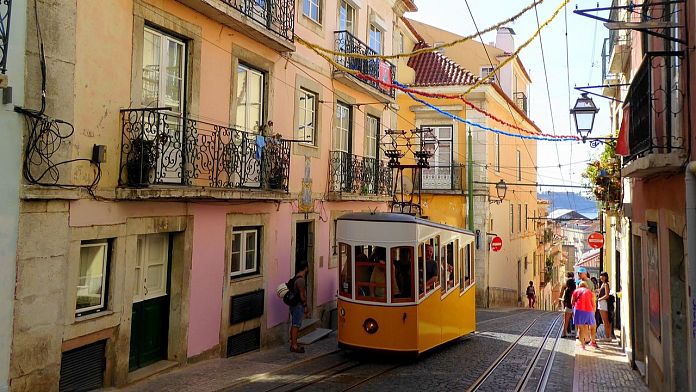 Depozit, băutură, returnare: Lisabona este prima capitală europeană cu un sistem de pahare reutilizabile la nivel de oraș