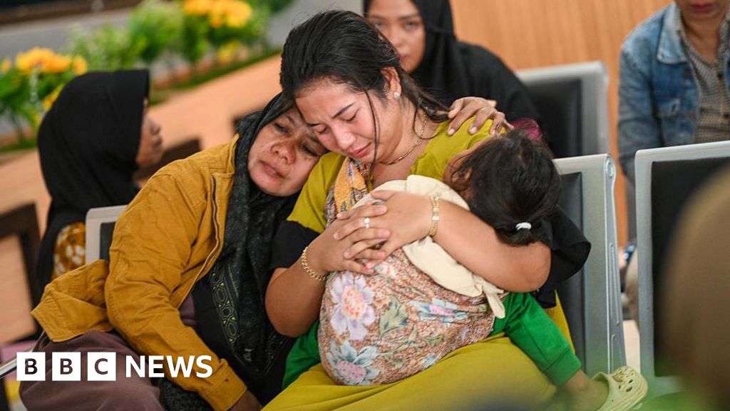 Cinci morți și zeci de persoane dispărute după ce un feribot s-a scufundat în largul coastei Bali.