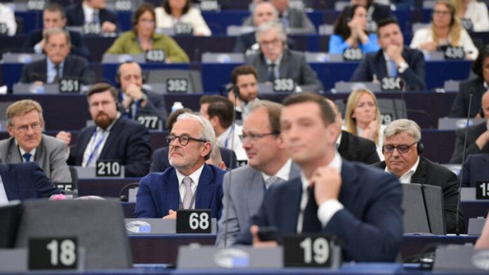 Foto reprezentând încredere poate parlamentul - Știri România