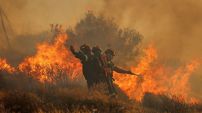 urmăriți pompierii luptă: Urmăriți: Pompierii luptă…