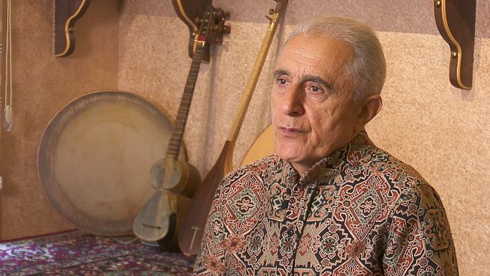 vocalist azer transpune: Un vocalist azer transpune sunet…