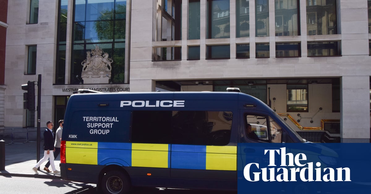 patru persoane reținute: Patru persoane au fost reținut…