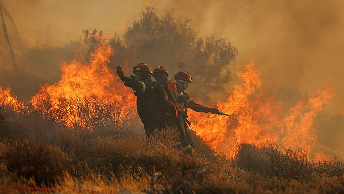 pompierii greci grăbesc: Pompierii greci se grăbesc să…