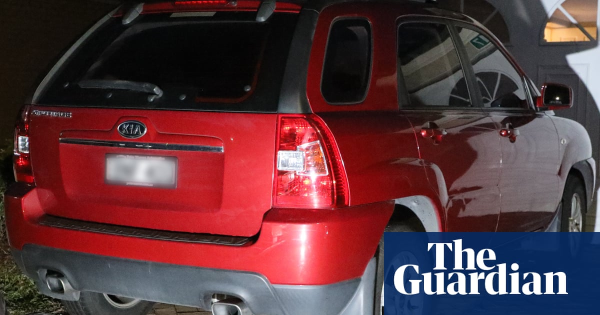 poliția susține bărbat - Imagine ilustrativă