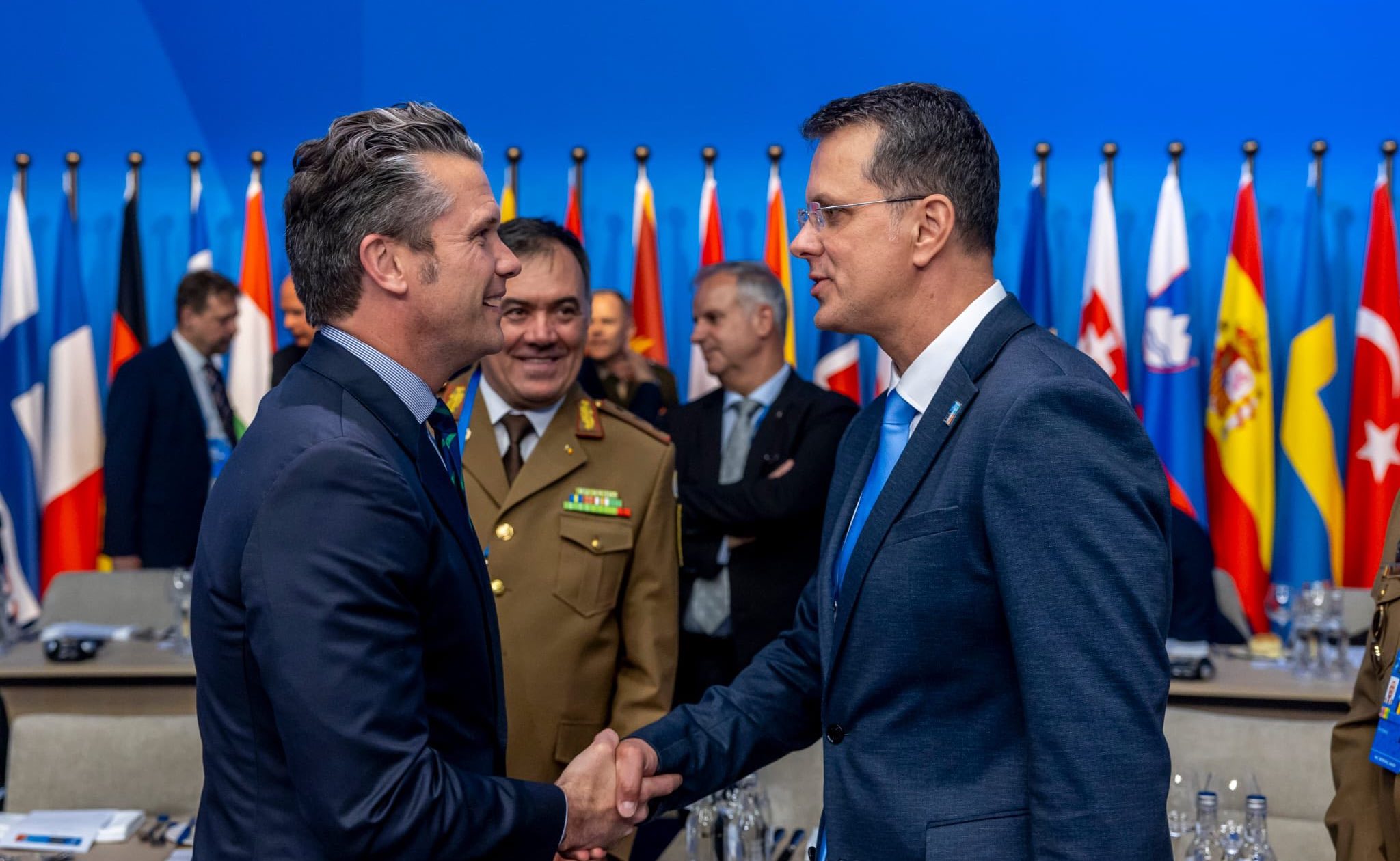 Foto reprezentând ministrul apărării mesaj - Știri România