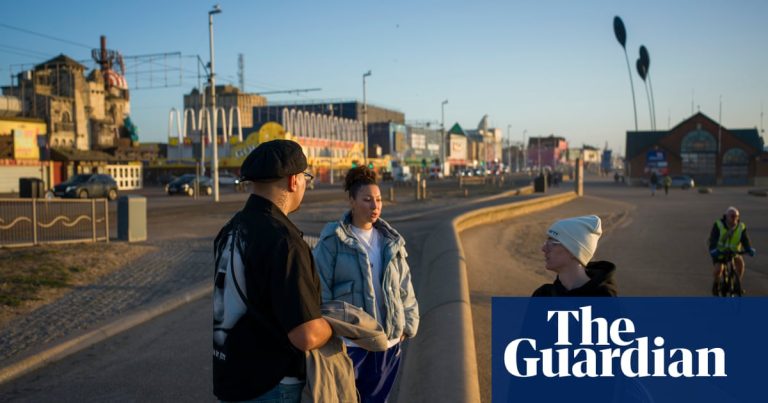 Foto reprezentând tinerii orașele coastă - Știri România