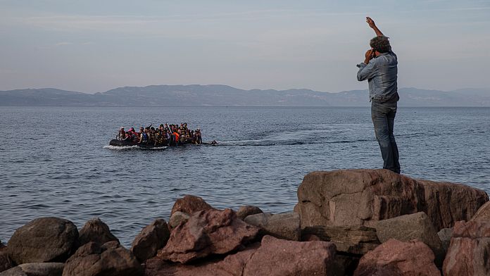 Foto reprezentând peste migranți interceptați - Știri România
