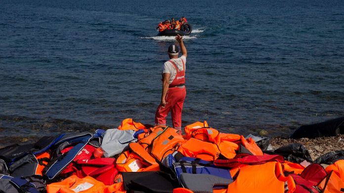 Sute de migranți au fost salvați în largul insulelor grecești Creta și Gavdos