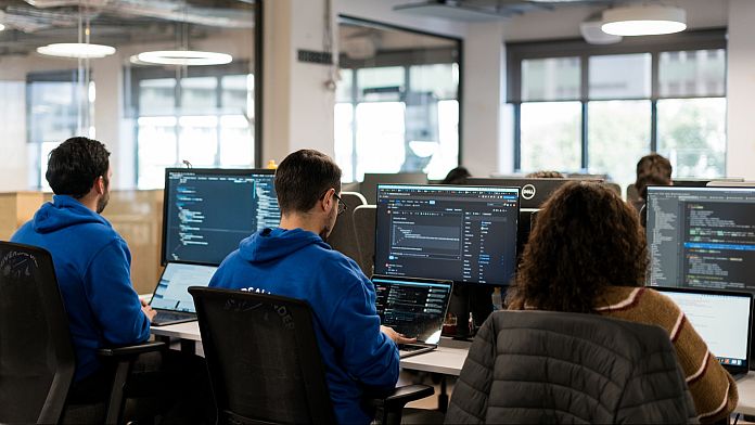 Vizual pentru ambițiile inteligență artificială pe Top10stiri.ro