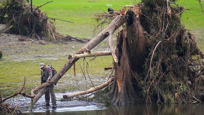 Foto reprezentând familii întorc ruine - Știri România