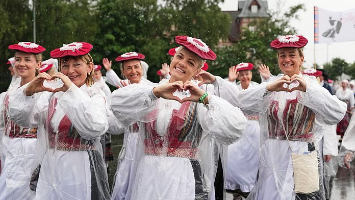 Foto reprezentând repetiție oameni celebrează - Știri România