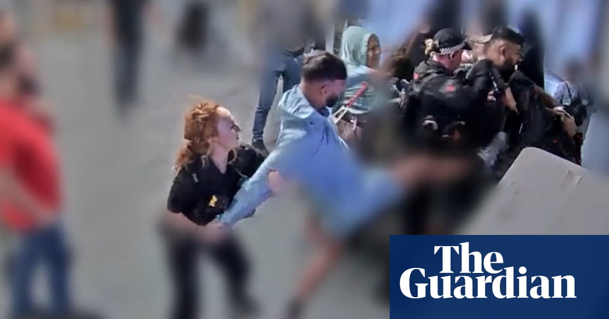 Juraților li s-au arătat imagini de pe camerele de supraveghere cu presupusa agresiune a fraților asupra unor polițiști pe aeroportul din Manchester