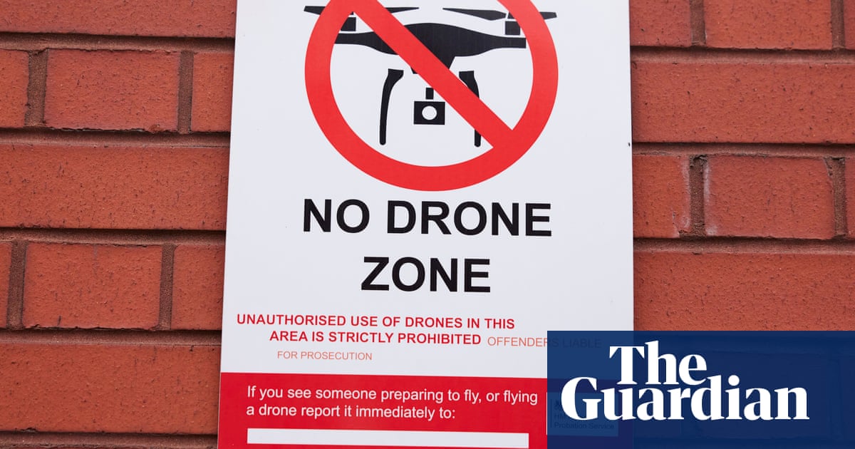 Drogurile introduse ilegal cu drone subminează reabilitarea în închisori, avertizează organismul de supraveghere