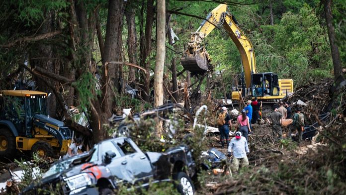 peste morți inundațiile: Peste 100 de morți după inun…