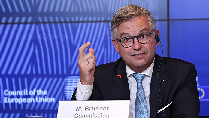 comisarul migrație expulzat: Comisarul pentru migrație …