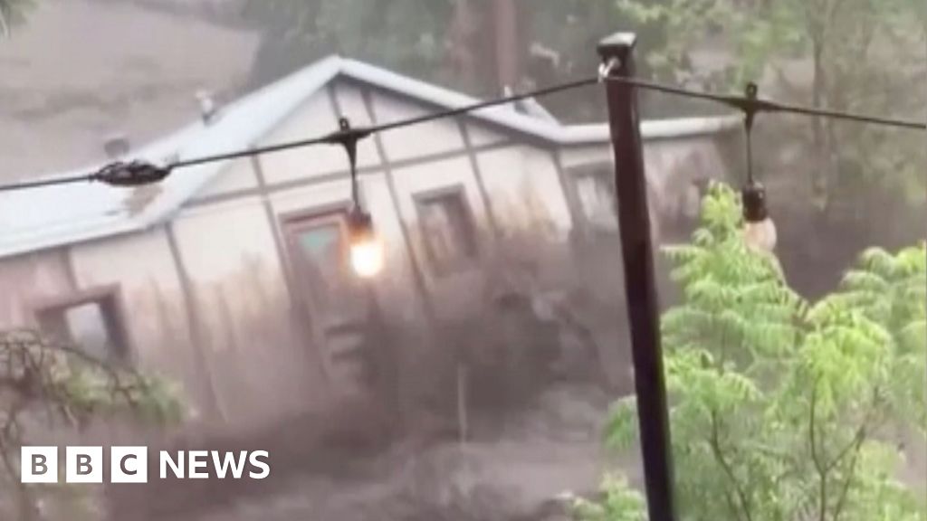 O casă din care a fost luată de inundații fulgerătoare în New Mexico