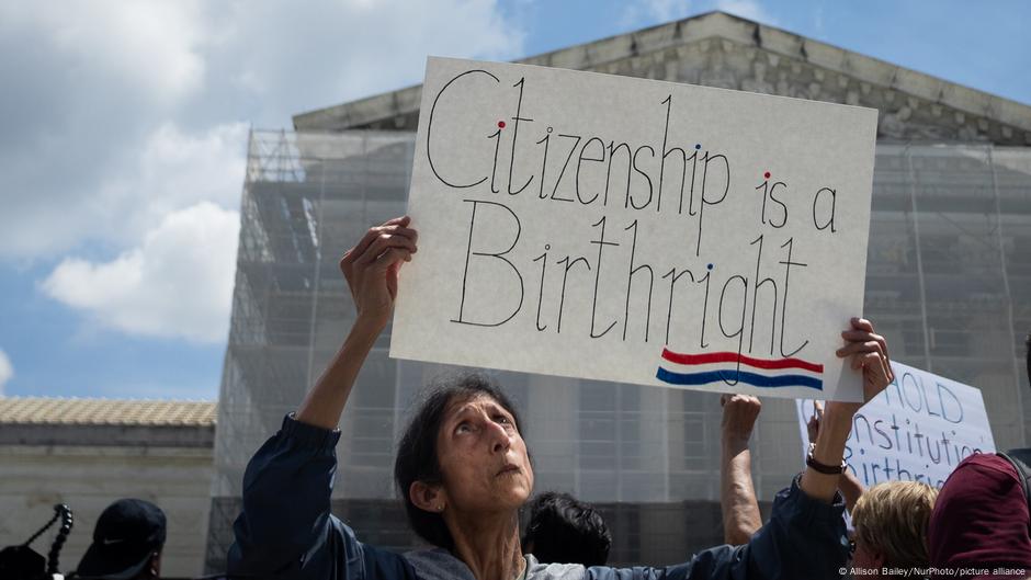 Un judecător american suspendă ordinul lui Trump privind anularea dreptului la cetățenie prin naștere