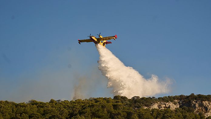 Eforturile de stingere a incendiilor din timpul nopții au ținut sub control incendiile din Grecia