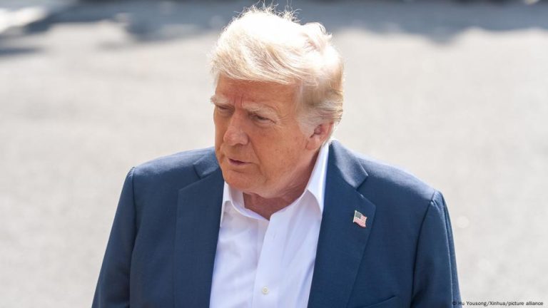 Vizual pentru trump anunță tarife pe Top10stiri.ro