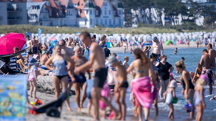 Mergeți la coastă? Oficialii spun că turiștii europeni se confruntă cu riscuri din cauza bacteriilor pe măsură ce vara se încălzește.