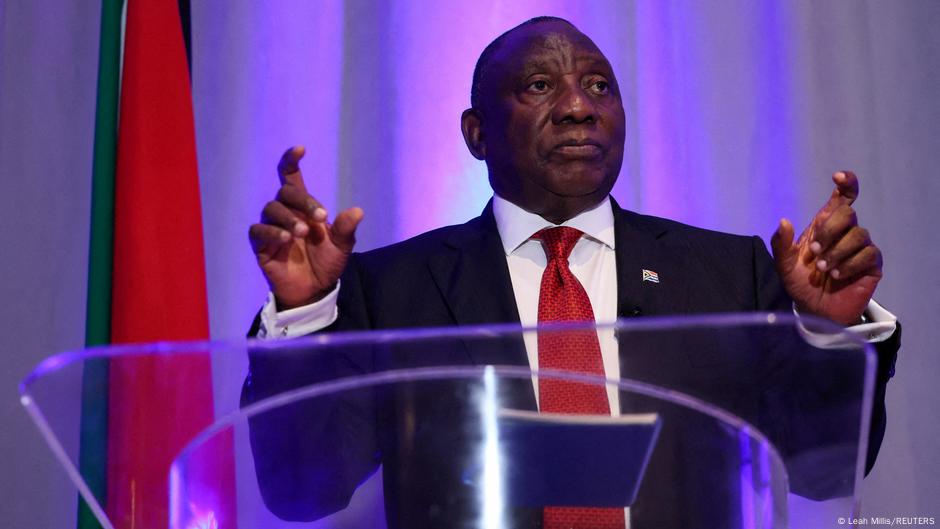 Ramaphosa ordonă o anchetă și îl lasă pe ministrul poliției în concediu