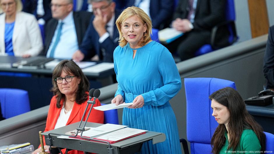 Șeful Bundestagului vrea ca steagurile curcubeu să fie scoase din Parlamentul Germaniei