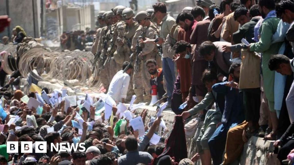 Mii de afgani au fost mutați în Marea Britanie într-un plan secret după o încălcare a securității datelor.