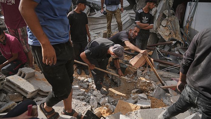 Atacuri aeriene mortale au lovit Gaza peste noapte, ucigând zeci de oameni.