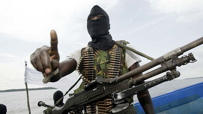 Autoritățile spun că bărbați înarmați necunoscuți au ucis cel puțin 20 de persoane într-un atac în centrul Nigeriei