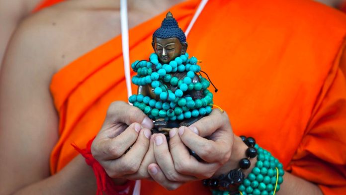 O femeie thailandeză a fost arestată într-un scandal sexual în urma căruia nouă călugări budiști au fost expulzați.