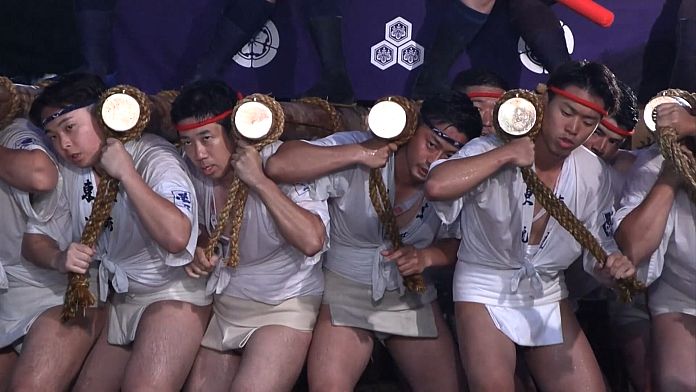 Bărbații se întrec prin Fukuoka cu care alegorice de o tonă la Festivalul Hakata Gion Yamakasa