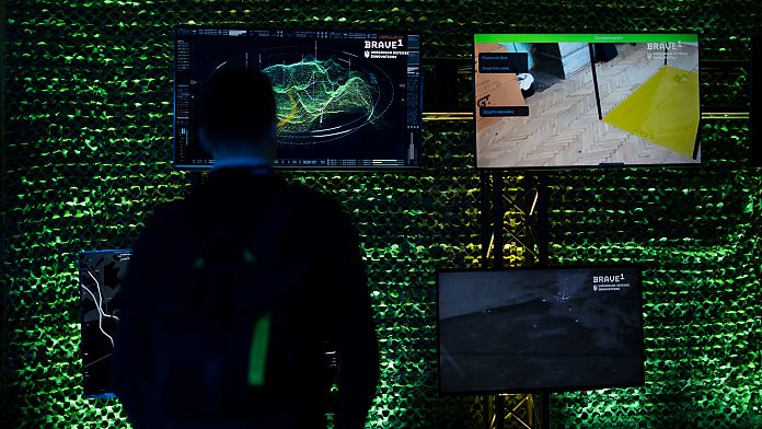 Companiile străine de apărare pot testa acum arme în Ucraina