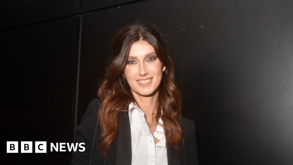 Victima unei escrocherii romantice a călătorit 700 km „pentru a se căsători cu regina frumuseții franceze”