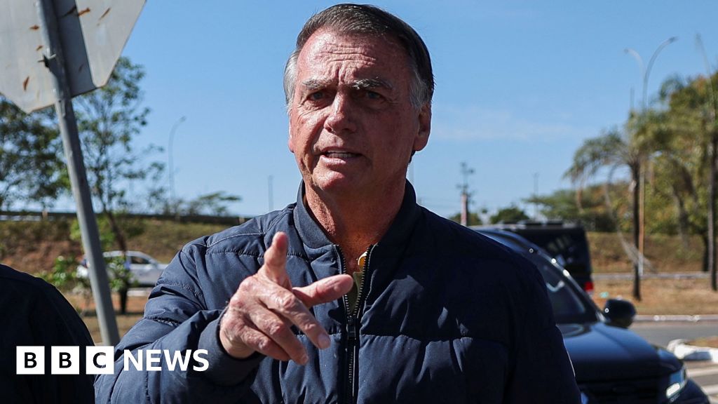 Instanța i-a ordonat lui Bolsonaro să poarte o etichetă la gleznă și i-a impus stări de asediu.