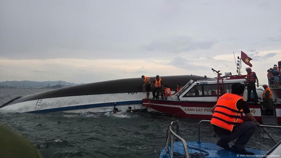 Vietnam: O ambarcațiune turistică s-a răsturnat, ucigând zeci de persoane.