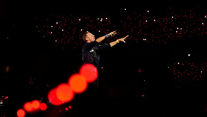 Directorul general al trupei Coldplay, surprins în timpul unei „sărutări video”, a fost concediat de compania de tehnologie Astronomer