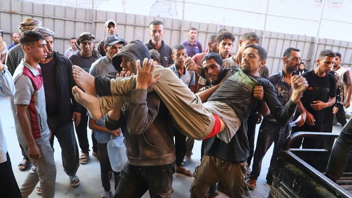 Trupele israeliene au deschis focul asupra palestinienilor în drum spre un punct de distribuție a alimentelor, ucigând 32 de persoane.