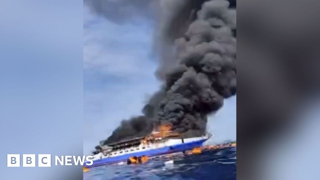 Pasagerii au fost salvați după un incendiu la un feribot din Indonezia