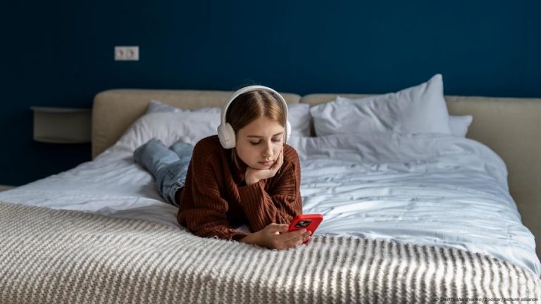 Foto reprezentând renunți dependența smartphone - Știri România