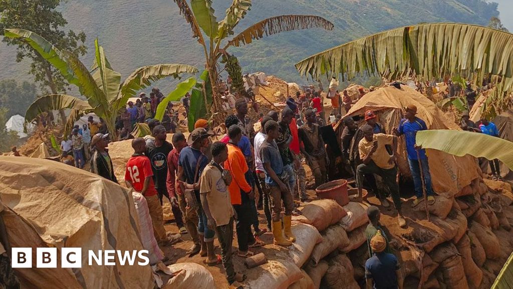 Salvatorii din R.D. Congo sapă cu mâinile goale pentru a găsi minerii blocați în arest