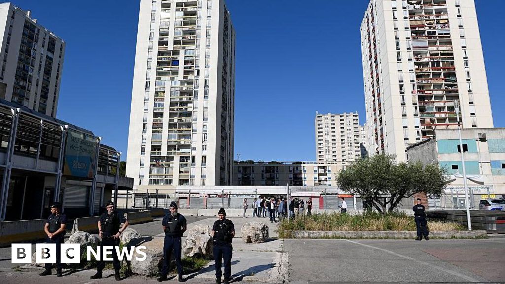 Orașele franceze impun restricții de circulație pentru copii după violențele legate de droguri