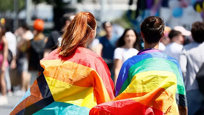 O instanță italiană a declarat că mama non-biologică aflată într-o uniune de același sex are dreptul la concediu de paternitate