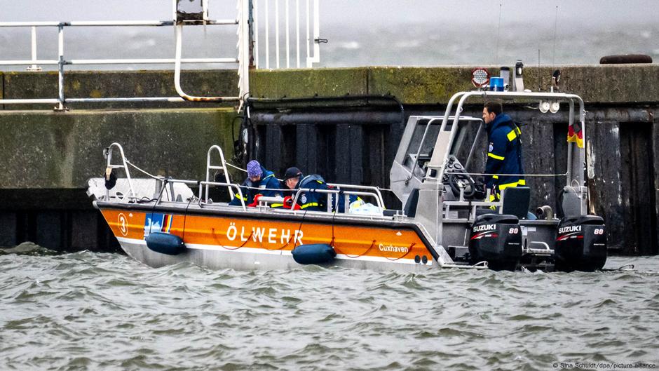 Actualizări din Germania: Coliziunea unei nave declanșează o deversare de petrol în port