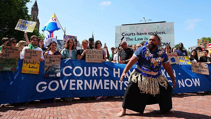 „Statele trebuie să ACȚIONEZE ACUM”: Activiștii climatici protestează în fața CIJ