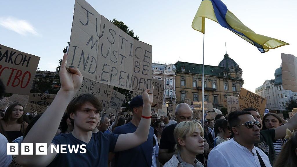 Zelenski renunță la legea privind organismele anticorupție după proteste