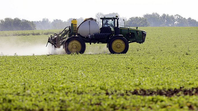 Francezii se revoltă împotriva unui pesticid autorizat pentru utilizare în Uniunea Europeană