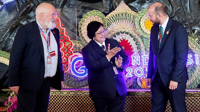 O organizație de contribuabili solicită o anchetă penală împotriva a doi foști comisari UE pentru finanțarea ONG-urilor