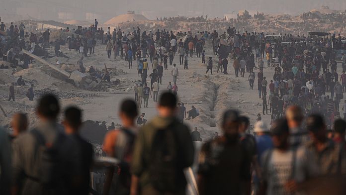 Cel puțin 25 de persoane au fost ucise de atacuri și focuri de armă israeliene în Gaza, au anunțat spitalele.