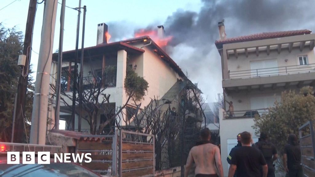 Pompierii se luptă să stingă incendiile din Grecia
